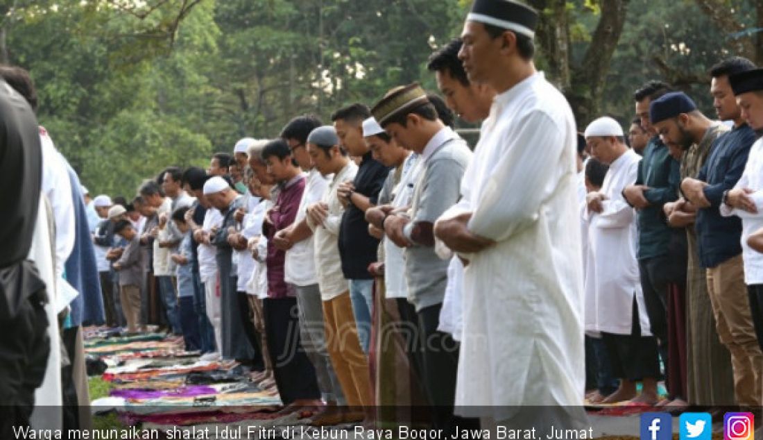 Warga menunaikan shalat Idul Fitri di Kebun Raya Bogor, Jawa Barat, Jumat (15/6). - JPNN.com