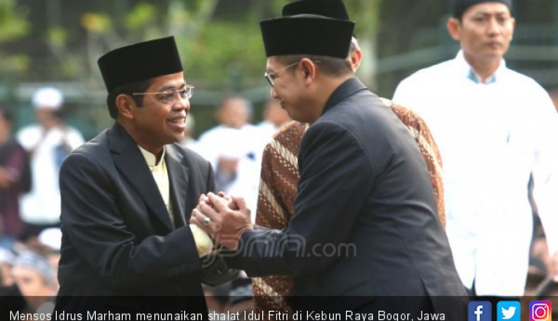 Mensos Idrus Marham menunaikan shalat Idul Fitri di Kebun Raya Bogor, Jawa Barat, Jumat (15/6). - JPNN.com