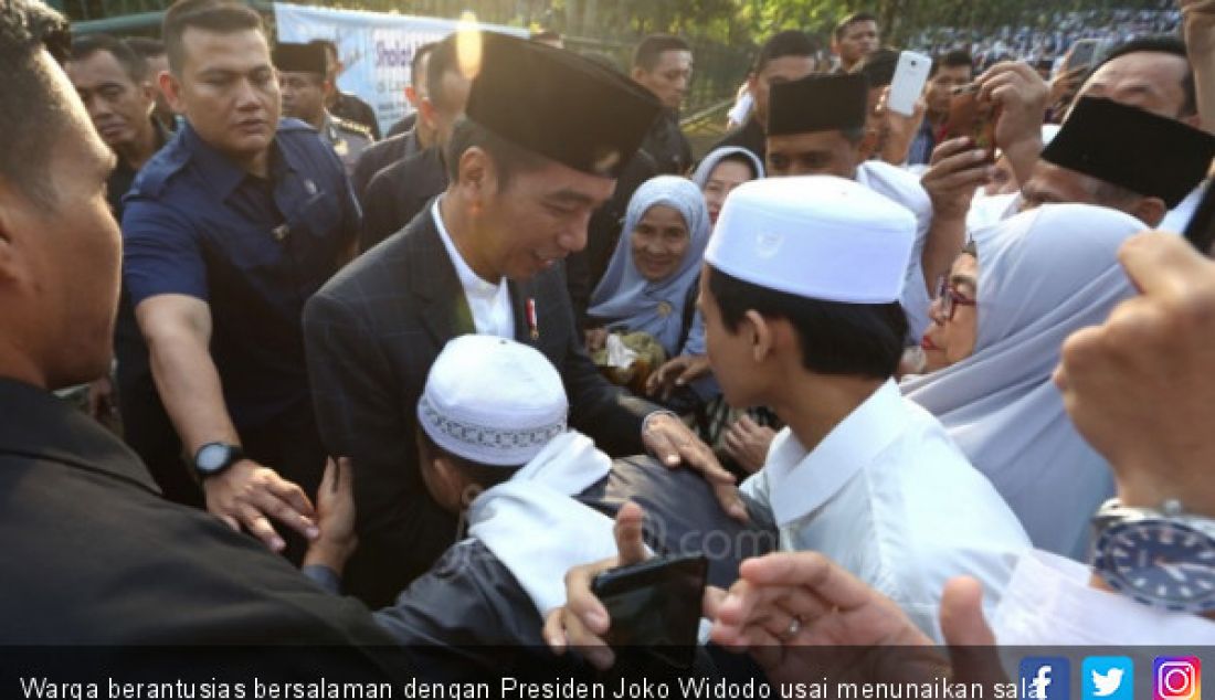 Warga berantusias bersalaman dengan Presiden Joko Widodo usai menunaikan salat idulfitri di Lapangan Astrid, Kebun Raya Bogor (15/6). - JPNN.com