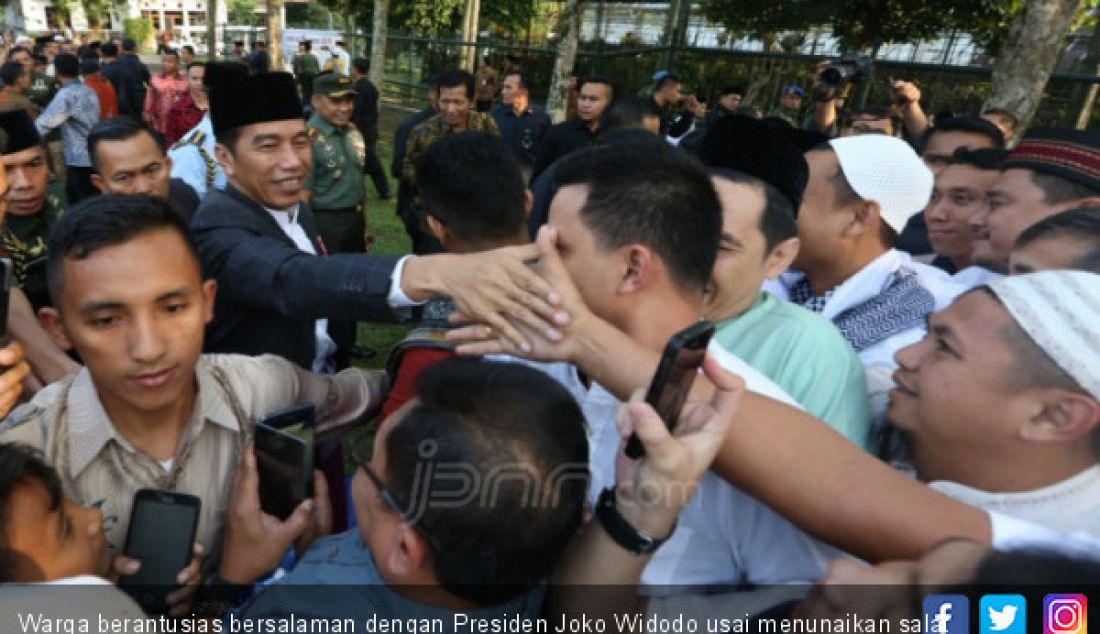 Warga berantusias bersalaman dengan Presiden Joko Widodo usai menunaikan salat idulfitri di Lapangan Astrid, Kebun Raya Bogor (15/6). - JPNN.com
