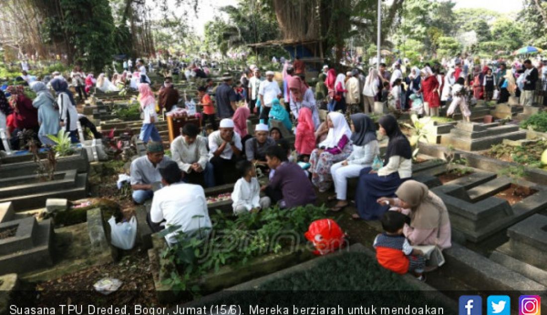 Suasana TPU Dreded, Bogor, Jumat (15/6). Mereka berziarah untuk mendoakan kerabat yang sudah meninggal. - JPNN.com