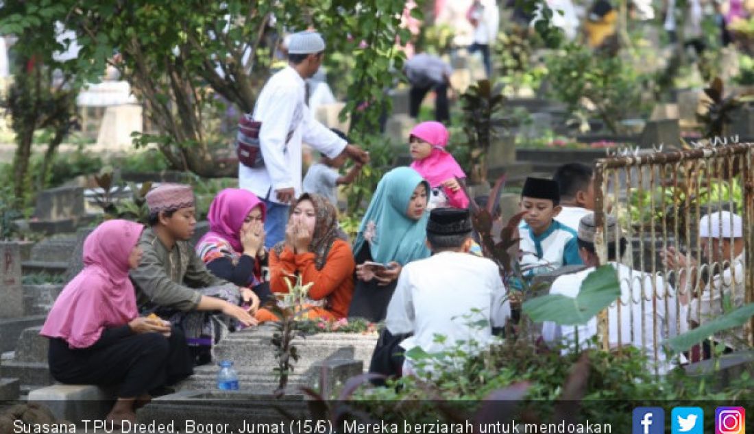 Suasana TPU Dreded, Bogor, Jumat (15/6). Mereka berziarah untuk mendoakan kerabat yang sudah meninggal. - JPNN.com