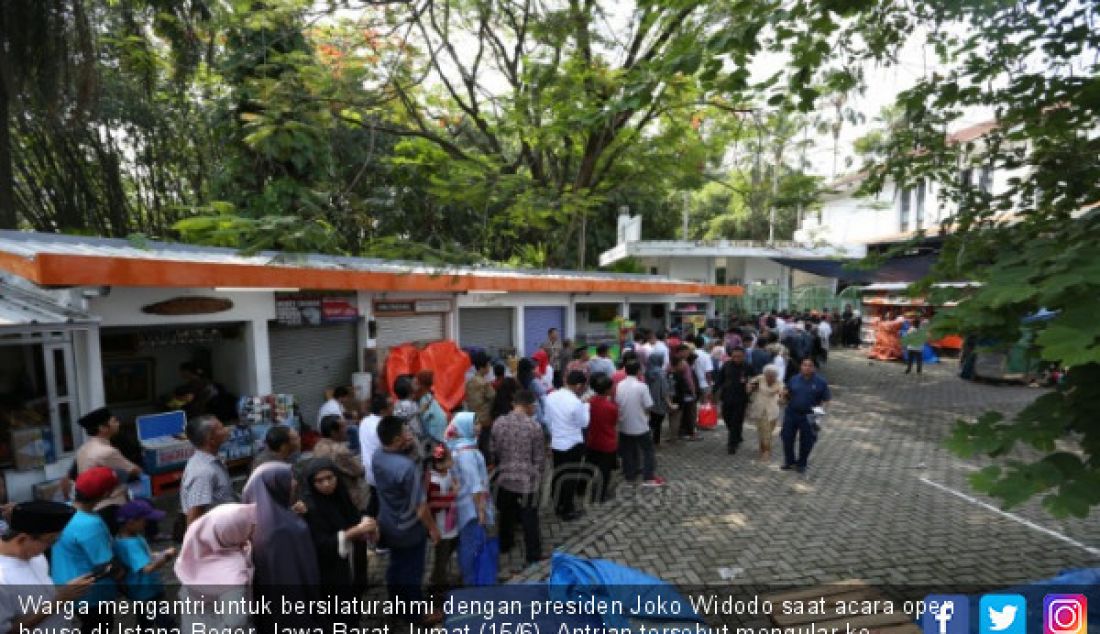 Warga mengantri untuk bersilaturahmi dengan presiden Joko Widodo saat acara open house di Istana Bogor, Jawa Barat, Jumat (15/6). Antrian tersebut mengular ke jalan Ir H Juanda. - JPNN.com