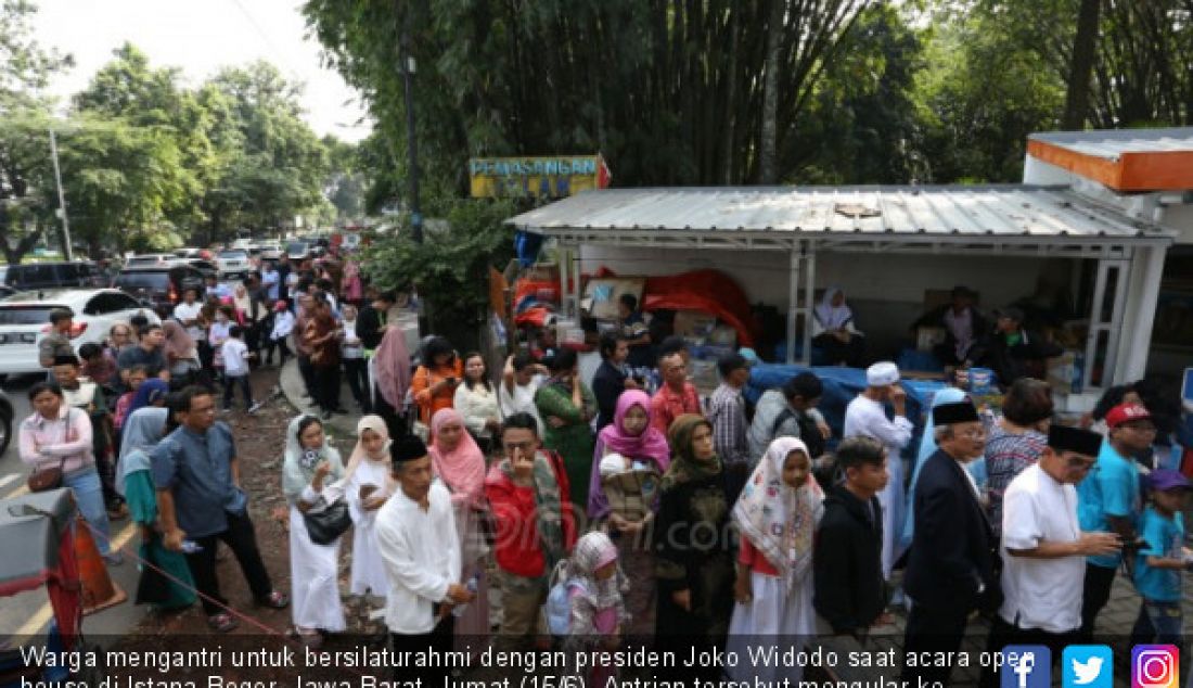 Warga mengantri untuk bersilaturahmi dengan presiden Joko Widodo saat acara open house di Istana Bogor, Jawa Barat, Jumat (15/6). Antrian tersebut mengular ke jalan Ir H Juanda. - JPNN.com