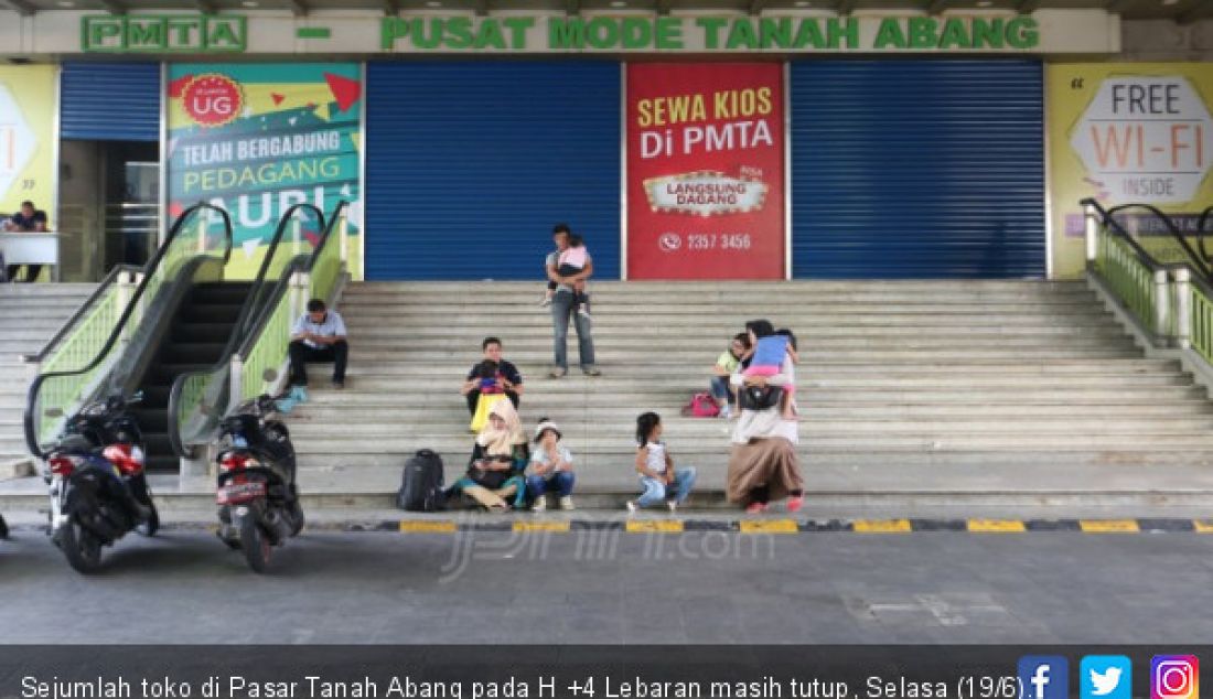 Sejumlah toko di Pasar Tanah Abang pada H +4 Lebaran masih tutup, Selasa (19/6). Pasar Tanah Abang mulai beroperasi 25 Juni mendatang. - JPNN.com