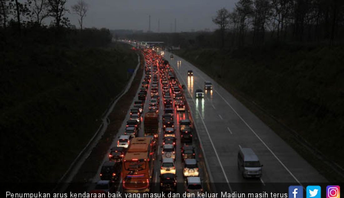 Penumpukan arus kendaraan baik yang masuk dan dan keluar Madiun masih terus terjadi di Gerbang Tol Wilangan, Rabu (20/6) petang. - JPNN.com