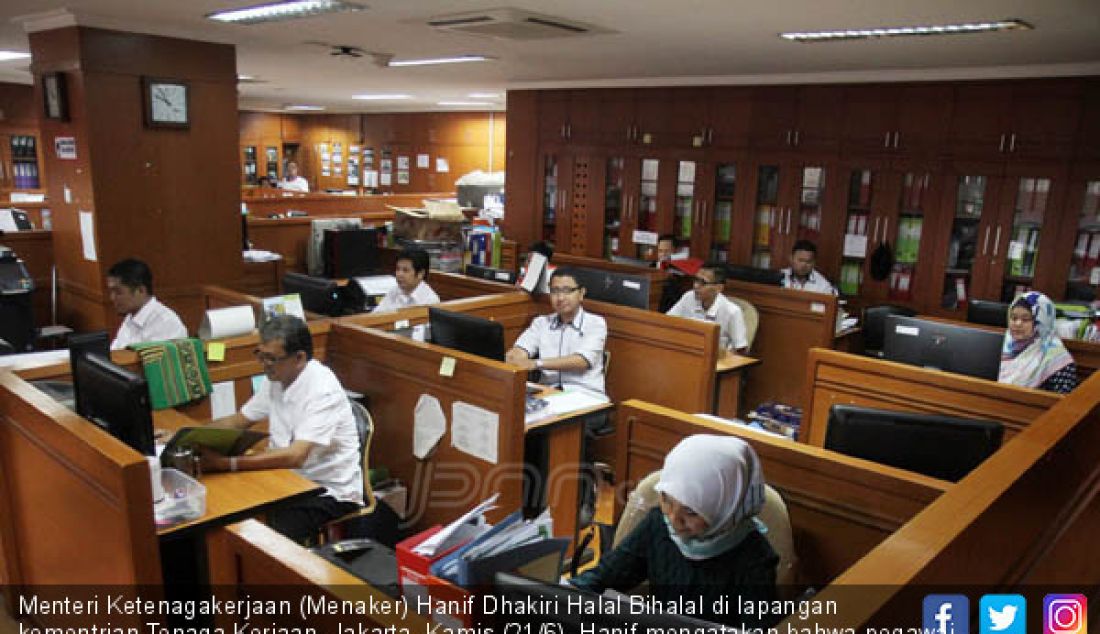 Menteri Ketenagakerjaan (Menaker) Hanif Dhakiri Halal Bihalal di lapangan kementrian Tenaga Kerjaan, Jakarta, Kamis (21/6). Hanif mengatakan bahwa pegawai di lingkungan Kementerian Ketenagakerjaan tercatat hampir 100% hadir. - JPNN.com