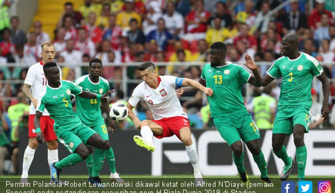 Pemain Polandia Robert Lewandowski dikawal ketat oleh Alfred N'Diaye (pemain Senegal) pada pertandingan penyisihan grup H Piala Dunia 2018 di Stadion Spartak, Moskow, Rusia, Selasa (19/6). - JPNN.com