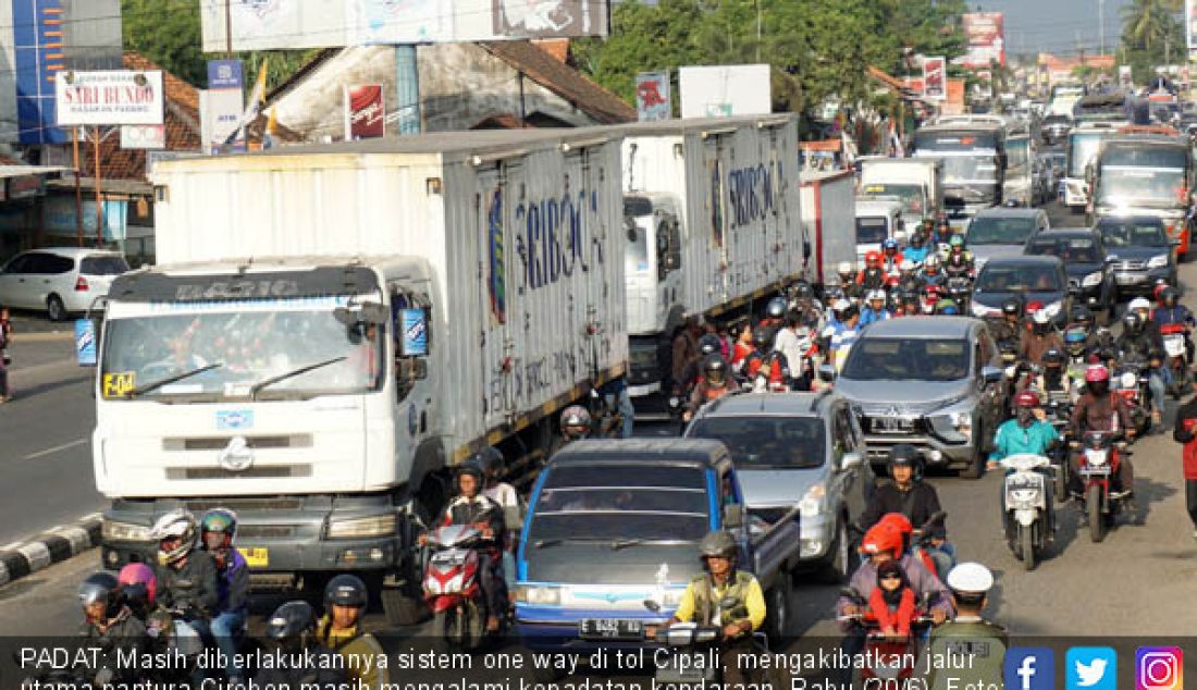 PADAT: Masih diberlakukannya sistem one way di tol Cipali, mengakibatkan jalur utama pantura Cirebon masih mengalami kepadatan kendaraan, Rabu (20/6). - JPNN.com