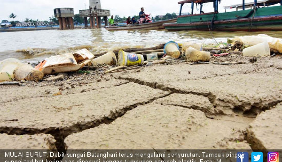 MULAI SURUT: Debit sungai Batanghari terus mengalami penyurutan. Tampak pinggir sungai terlihat kering dan dipenuhi dengan tumpukan sampah plastik. - JPNN.com