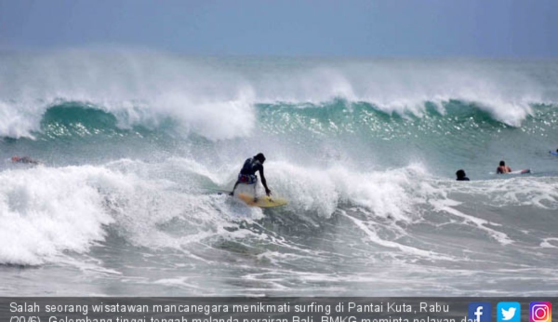 Salah seorang wisatawan mancanegara menikmati surfing di Pantai Kuta, Rabu (20/6). Gelombang tinggi tengah melanda perairan Bali. BMKG meminta nelayan dan pelaku wisata lebih waspada. - JPNN.com