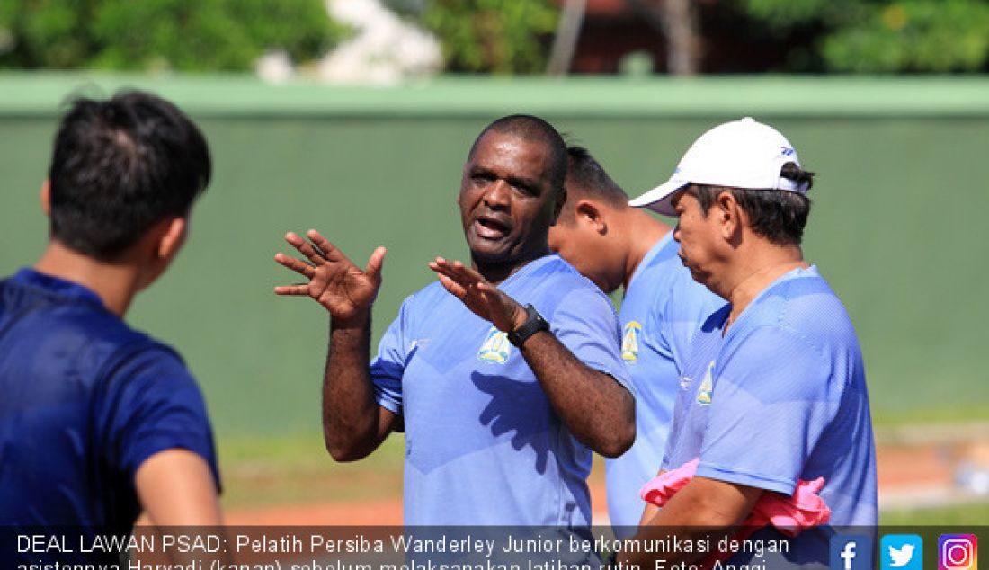 DEAL LAWAN PSAD: Pelatih Persiba Wanderley Junior berkomunikasi dengan asistennya Haryadi (kanan) sebelum melaksanakan latihan rutin. - JPNN.com