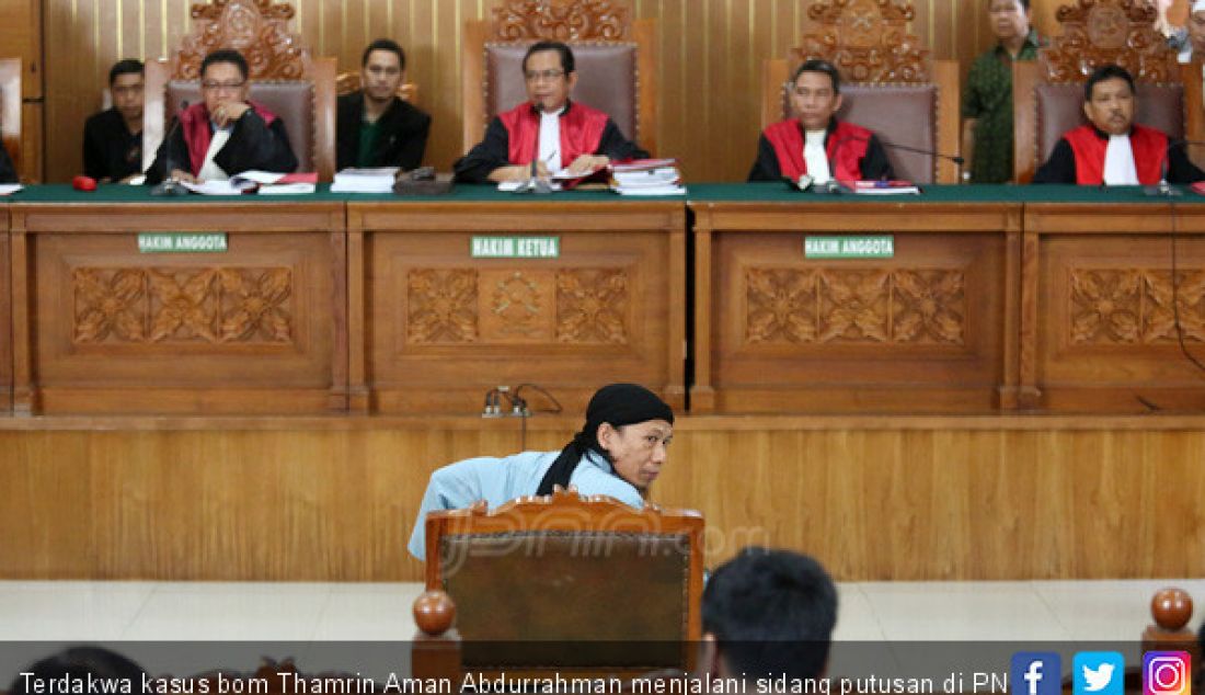 Terdakwa kasus bom Thamrin Aman Abdurrahman menjalani sidang putusan di PN Jaksel, Jakarta, Jumat (22/6). - JPNN.com