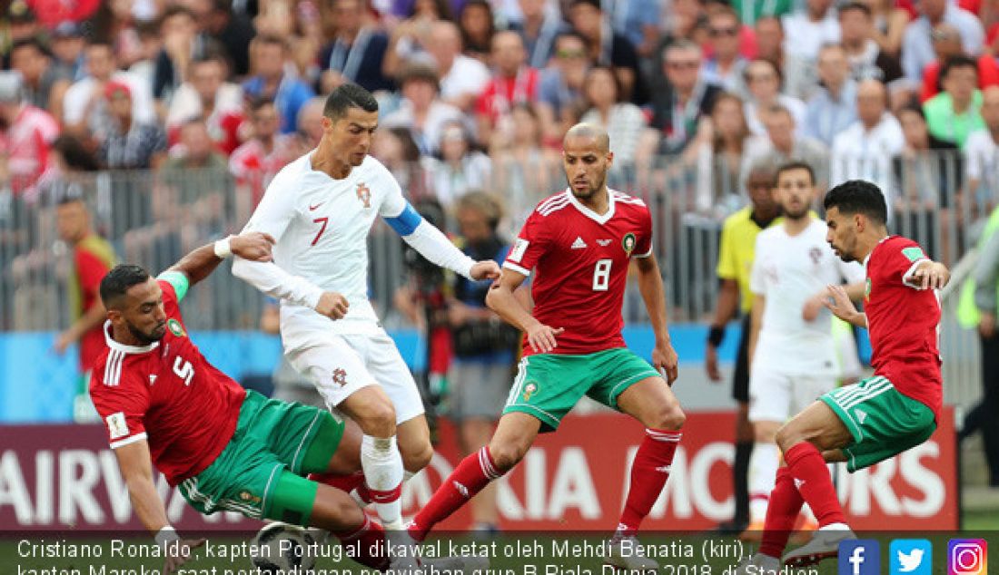 Cristiano Ronaldo, kapten Portugal dikawal ketat oleh Mehdi Benatia (kiri), kapten Maroko saat pertandingan penyisihan grup B Piala Dunia 2018 di Stadion Luzhniki, Moskow, Rusia, Rabu (20/6). - JPNN.com