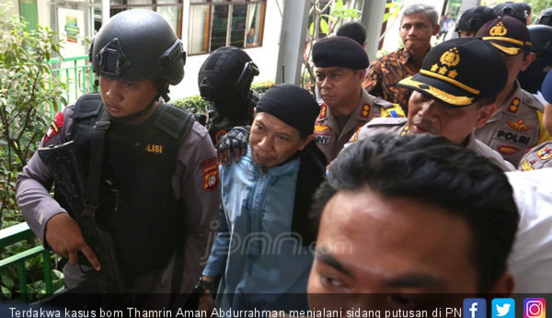 Terdakwa kasus bom Thamrin Aman Abdurrahman menjalani sidang putusan di PN Jaksel, Jakarta, Jumat (22/6). - JPNN.com