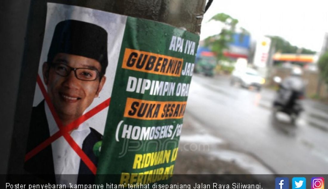 Poster penyebaran 'kampanye hitam' terlihat disepanjang Jalan Raya Siliwangi, Narogong, Bekasi, Senin (25/6). - JPNN.com