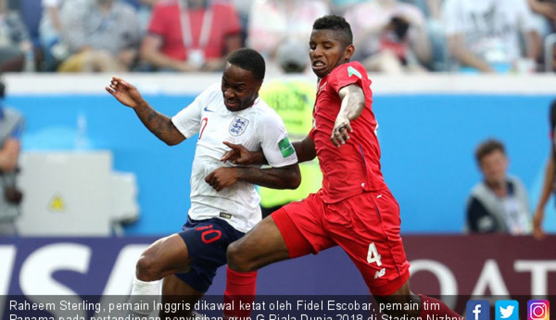 Raheem Sterling, pemain Inggris dikawal ketat oleh Fidel Escobar, pemain tim Panama pada pertandingan penyisihan grup G Piala Dunia 2018 di Stadion Nizhny Novgorod, Rusia, Minggu (24/6). - JPNN.com