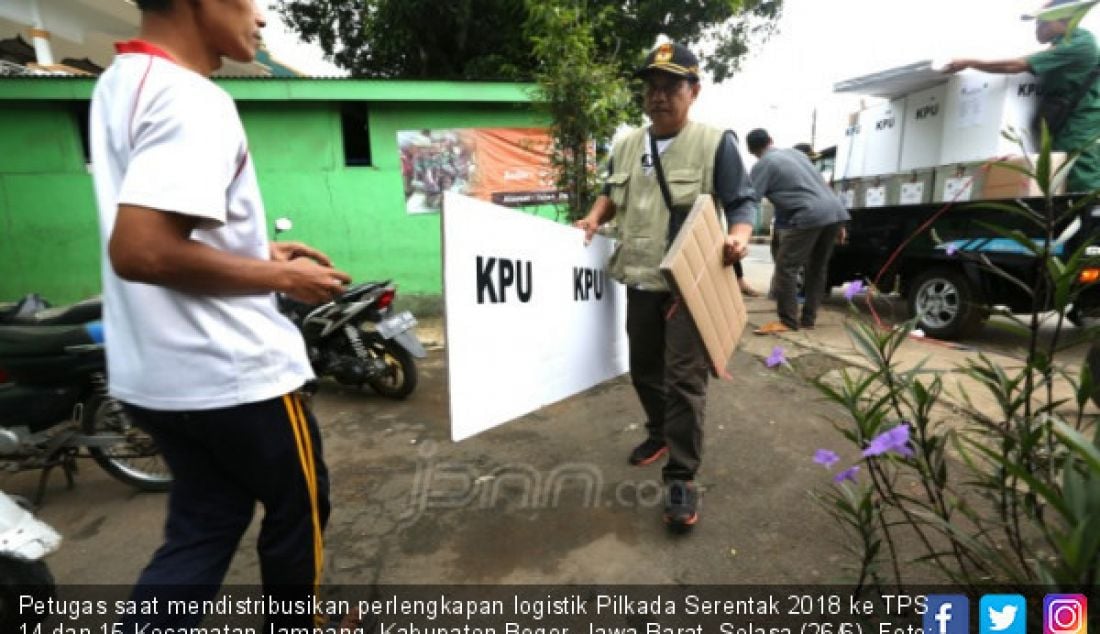Petugas saat mendistribusikan perlengkapan logistik Pilkada Serentak 2018 ke TPS 14 dan 15 Kecamatan Jampang, Kabupaten Bogor, Jawa Barat, Selasa (26/6). - JPNN.com
