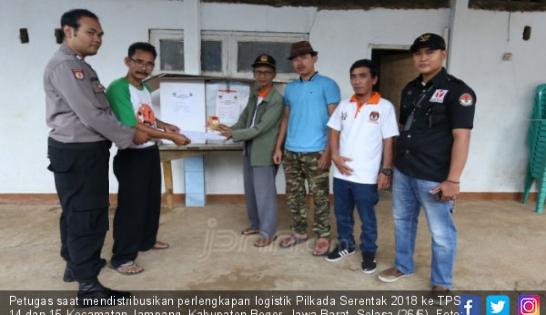 Petugas saat mendistribusikan perlengkapan logistik Pilkada Serentak 2018 ke TPS 14 dan 15 Kecamatan Jampang, Kabupaten Bogor, Jawa Barat, Selasa (26/6). - JPNN.com