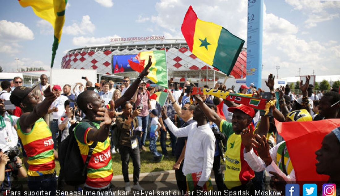 Para suporter Senegal menyanyikan yel-yel saat di luar Stadion Spartak, Moskow, Rusia, sebelum pertandingan penyisihan grup H Piala Dunia 2018. - JPNN.com