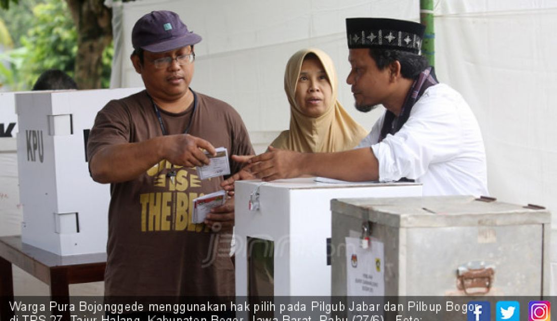 Warga Pura Bojonggede menggunakan hak pilih pada Pilgub Jabar dan Pilbup Bogor di TPS 27, Tajur Halang, Kabupaten Bogor, Jawa Barat, Rabu (27/6). - JPNN.com