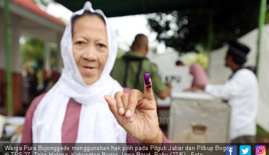 Warga Pura Bojonggede menggunakan hak pilih pada Pilgub Jabar dan Pilbup Bogor di TPS 27, Tajur Halang, Kabupaten Bogor, Jawa Barat, Rabu (27/6). - JPNN.com