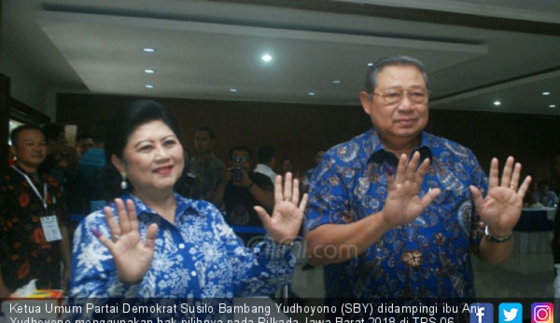 Ketua Umum Partai Demokrat Susilo Bambang Yudhoyono (SBY) didampingi ibu Ani Yudhoyono menggunakan hak pilihnya pada Pilkada Jawa Barat 2018 di TPS 06 Cikeas, Bogor, Jawa Barat, Rabu (27/6). - JPNN.com
