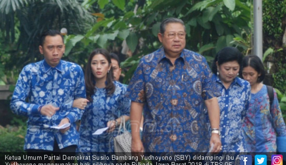 Ketua Umum Partai Demokrat Susilo Bambang Yudhoyono (SBY) didampingi ibu Ani Yudhoyono menggunakan hak pilihnya pada Pilkada Jawa Barat 2018 di TPS 06 Cikeas, Bogor, Jawa Barat, Rabu (27/6). Di Pilkada Jabar 2018, Demokrat bersama Golkar mengusung pasangan calon gubernur dan wakil gubernur Deddy Mizwar-Dedi Mulyadi. - JPNN.com