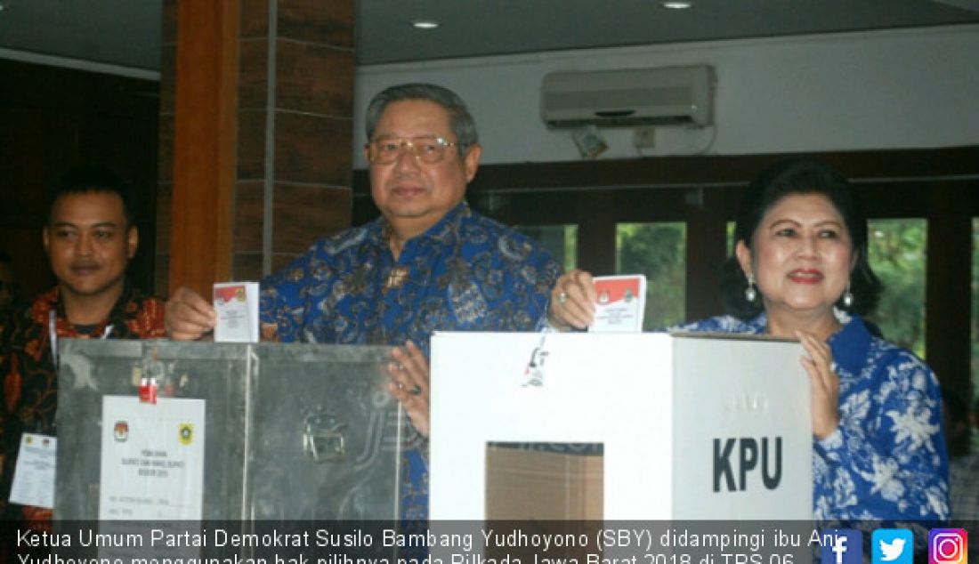 Ketua Umum Partai Demokrat Susilo Bambang Yudhoyono (SBY) didampingi ibu Ani Yudhoyono menggunakan hak pilihnya pada Pilkada Jawa Barat 2018 di TPS 06 Cikeas, Bogor, Jawa Barat, Rabu (27/6). Di Pilkada Jabar 2018, Demokrat bersama Golkar mengusung pasangan calon gubernur dan wakil gubernur Deddy Mizwar-Dedi Mulyadi. - JPNN.com