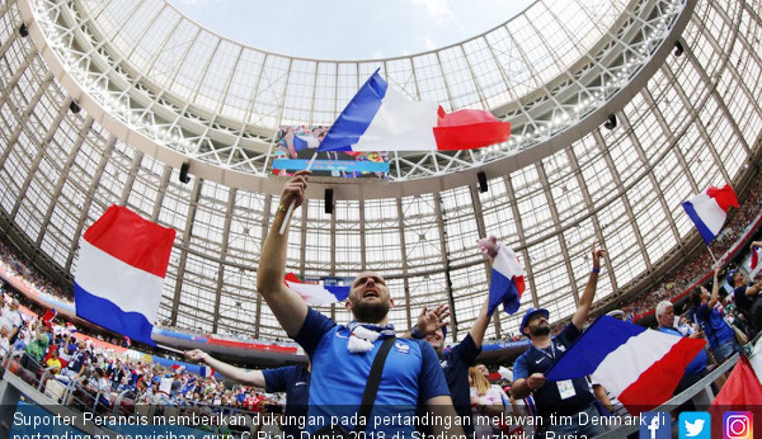 Suporter Perancis memberikan dukungan pada pertandingan melawan tim Denmark di pertandingan penyisihan grup C Piala Dunia 2018 di Stadion Luzhniki, Rusia, Selasa (26/6). - JPNN.com