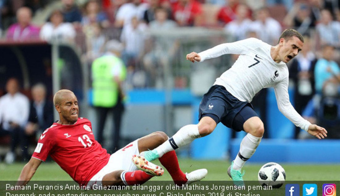 Pemain Perancis Antoine Griezmann dilanggar oleh Mathias Jorgensen pemain Denmark pada pertandingan penyisihan grup C Piala Dunia 2018 di Stadion Luzhniki, Rusia, Selasa (26/6). - JPNN.com