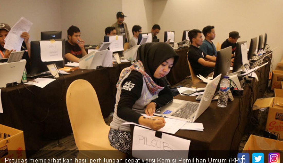 Petugas memperhatikan hasil perhitungan cepat versi Komisi Pemilihan Umum (KPU) Sulsel di Hotel Clarion Makassar, Kamis (28/6). - JPNN.com