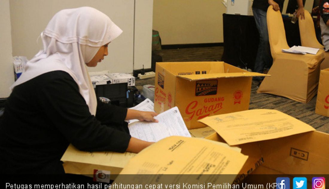 Petugas memperhatikan hasil perhitungan cepat versi Komisi Pemilihan Umum (KPU) Sulsel di Hotel Clarion Makassar, Kamis (28/6). - JPNN.com