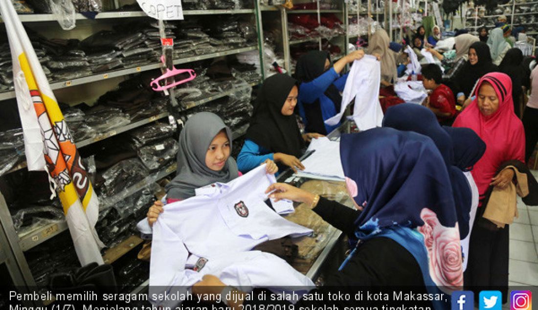 Pembeli memilih seragam sekolah yang dijual di salah satu toko di kota Makassar, Minggu (1/7). Menjelang tahun ajaran baru 2018/2019 sekolah semua tingkatan, permintaan seragam sekolah melonjak. - JPNN.com