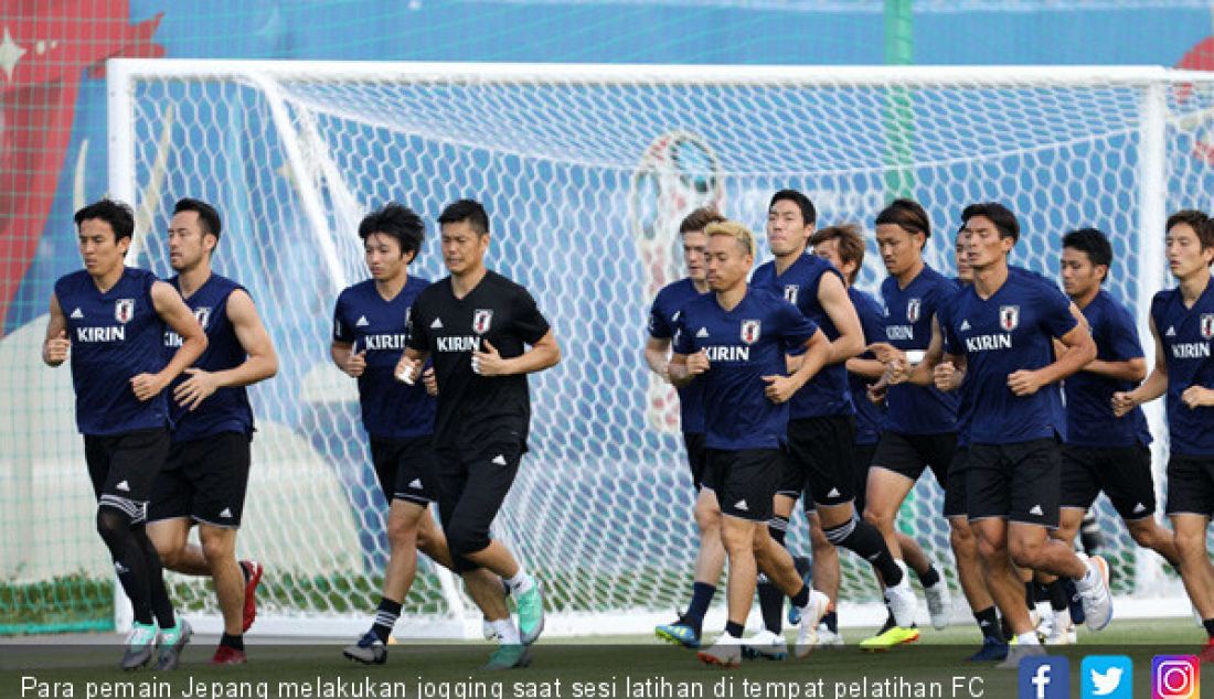 Para pemain Jepang melakukan jogging saat sesi latihan di tempat pelatihan FC Rubin, Kazan, Rusia, Sabtu (30/6). - JPNN.com