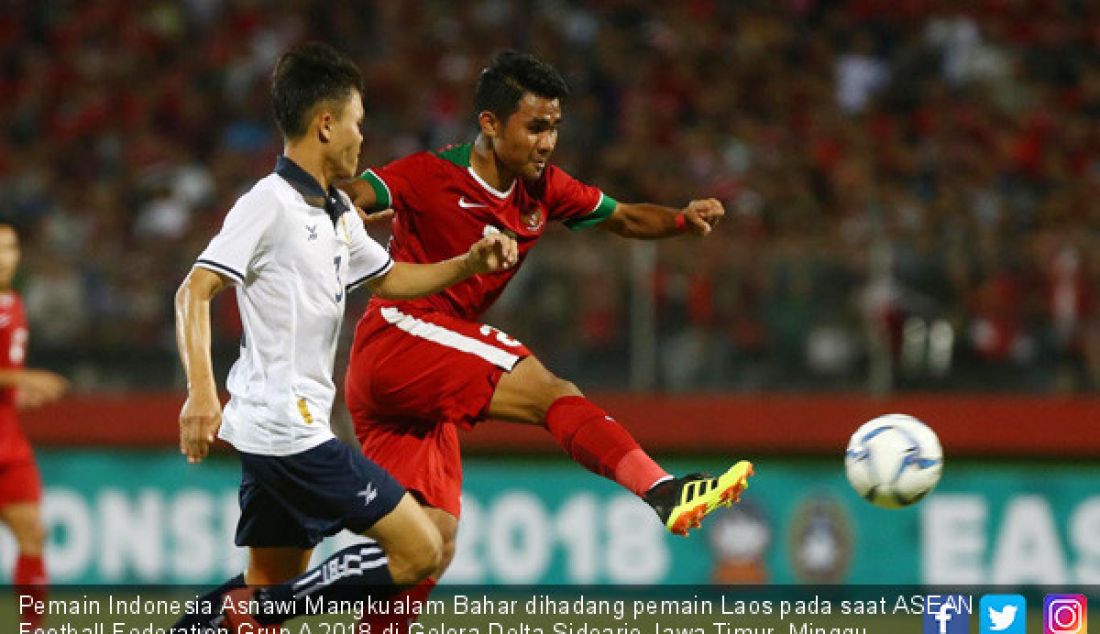 Pemain Indonesia Asnawi Mangkualam Bahar dihadang pemain Laos pada saat ASEAN Football Federation Grup A 2018 di Gelora Delta Sidoarjo Jawa Timur, Minggu (1/7). Indonesia meraih kemenangan atas Laos 1-0. - JPNN.com