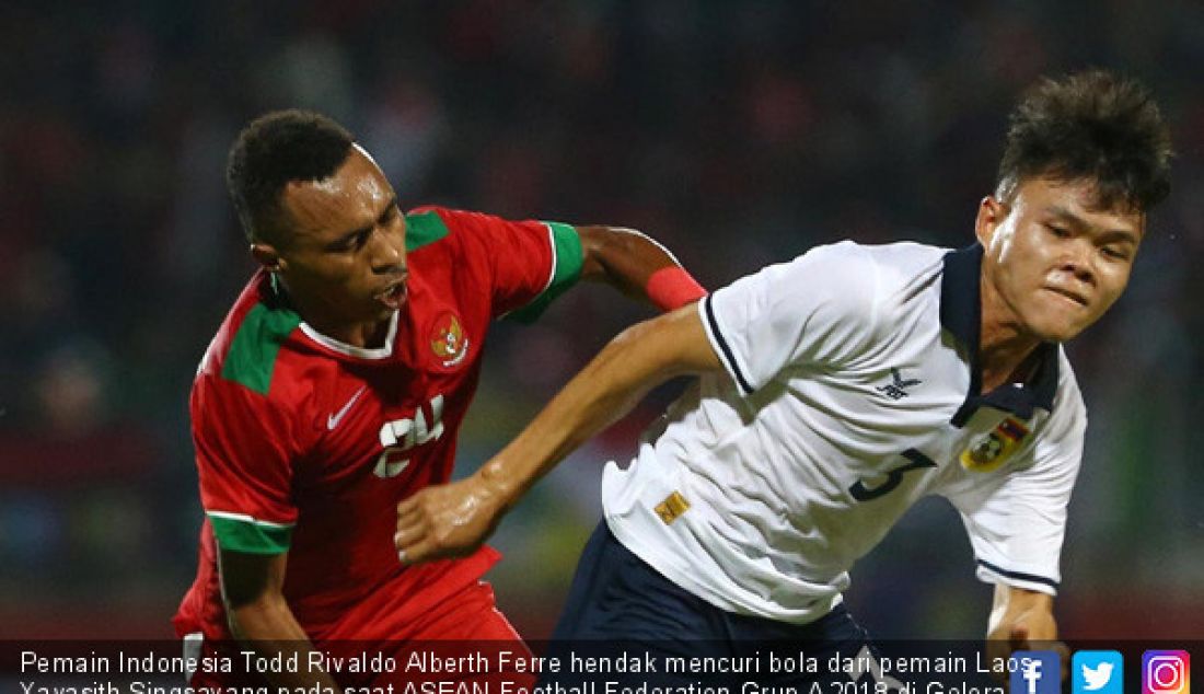 Pemain Indonesia Todd Rivaldo Alberth Ferre hendak mencuri bola dari pemain Laos Xayasith Singsavang pada saat ASEAN Football Federation Grup A 2018 di Gelora Delta Sidoarjo Jawa Timur, Minggu (1/7). - JPNN.com