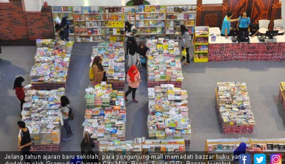 Jelang tahun ajaran baru sekolah, para pengunjung mall memadati bazzar buku yang diadakan oleh Gramedia Cibinong City Mall, Bogor, Senin (2/7). Bazzar tersebut dibuka hingga 15 Juli 2018 mendatang. - JPNN.com