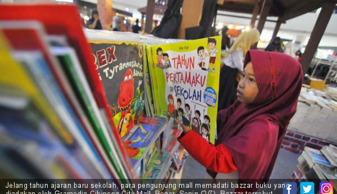 Jelang tahun ajaran baru sekolah, para pengunjung mall memadati bazzar buku yang diadakan oleh Gramedia Cibinong City Mall, Bogor, Senin (2/7). Bazzar tersebut dibuka hingga 15 Juli 2018 mendatang. - JPNN.com