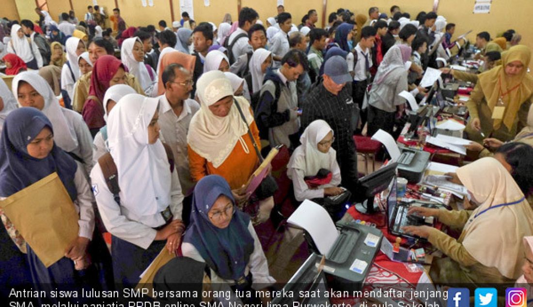 Antrian siswa lulusan SMP bersama orang tua mereka saat akan mendaftar jenjang SMA, melalui paniatia PPDB online SMA Negeri lima Purwokerto, di aula Sekolah tersebut (2/7). - JPNN.com