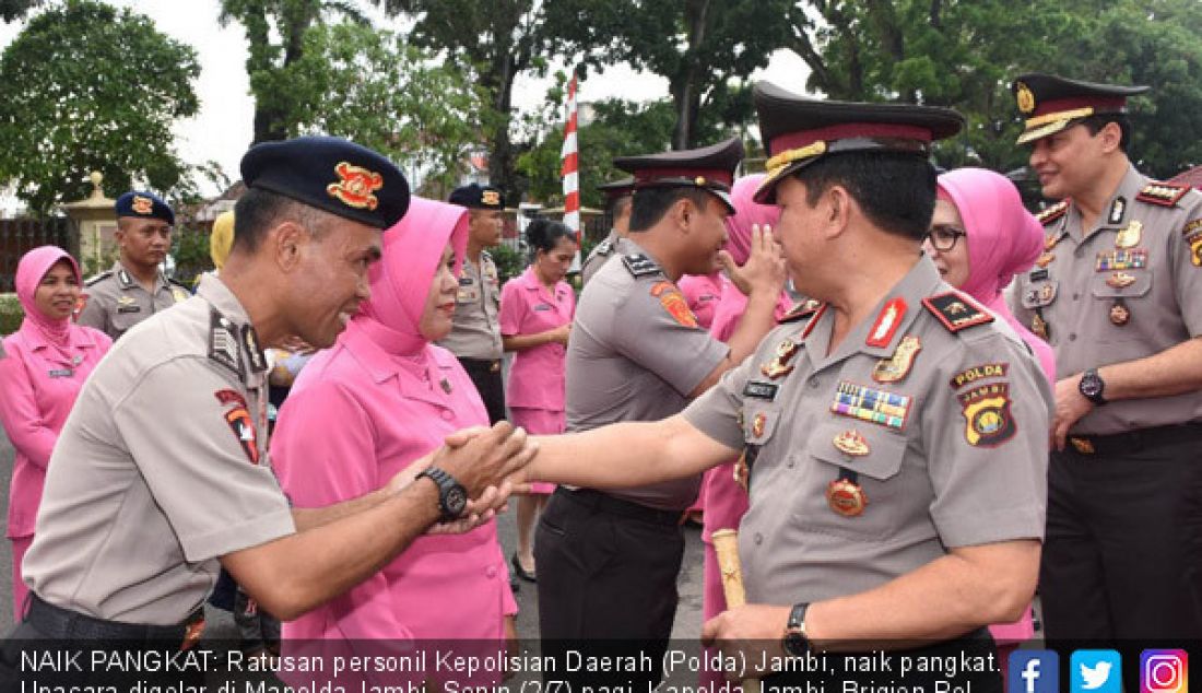 NAIK PANGKAT: Ratusan personil Kepolisian Daerah (Polda) Jambi, naik pangkat. Upacara digelar di Mapolda Jambi, Senin (2/7) pagi. Kapolda Jambi, Brigjen Pol Muchlis AS memeberikan ucapan selamat kepada anggotanya. - JPNN.com