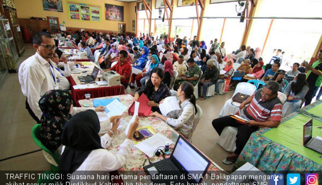 TRAFFIC TINGGI: Suasana hari pertama pendaftaran di SMA 1 Balikpapan mengantre akibat server milik Disdikbud Kaltim tiba-tiba down. Foto bawah, pendaftaran SMP berjalan tertib dan normal. - JPNN.com