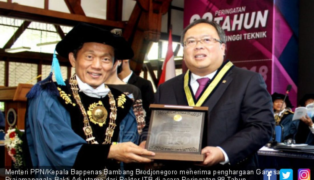 Menteri PPN/Kepala Bappenas Bambang Brodjonegoro menerima penghargaan Ganesa Prajamanggala Bakti Adi utama dari Rektor ITB di acara Peringatan 98 Tahun Pendidikan Tinggi Teknik di Indonesia 1920-2018 di Kampus ITB, Bandung. - JPNN.com