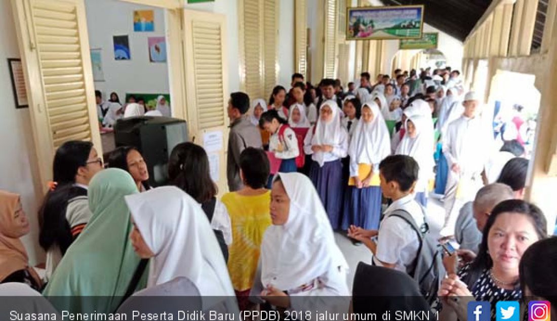 Suasana Penerimaan Peserta Didik Baru (PPDB) 2018 jalur umum di SMKN 1 Pangkalpinang membludak, Rabu (4/7). - JPNN.com