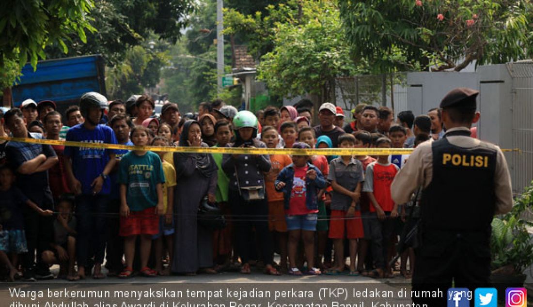 Warga berkerumun menyaksikan tempat kejadian perkara (TKP) ledakan di rumah yang dihuni Abdullah alias Awardi di Kelurahan Pogar, Kecamatan Bangil, Kabupaten Pasuruan, Kamis (5/7) siang. - JPNN.com