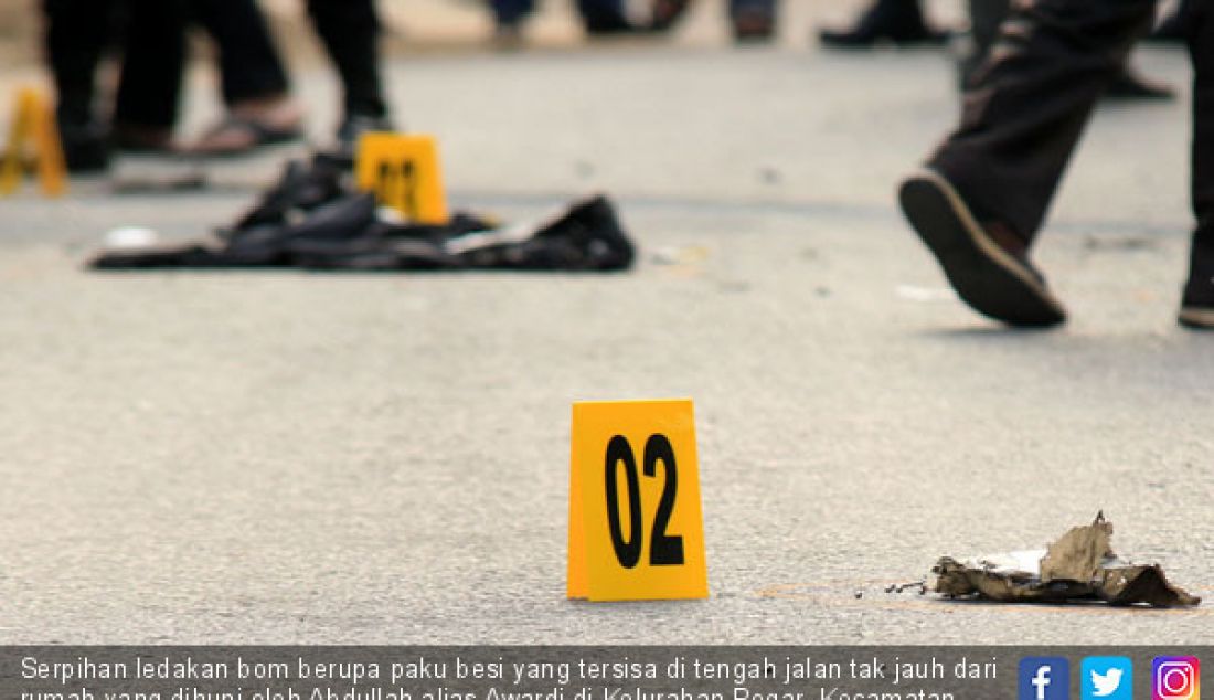 Serpihan ledakan bom berupa paku besi yang tersisa di tengah jalan tak jauh dari rumah yang dihuni oleh Abdullah alias Awardi di Kelurahan Pogar, Kecamatan Bangil, Kabupaten Pasuruan, Kamis (5/7) siang. - JPNN.com
