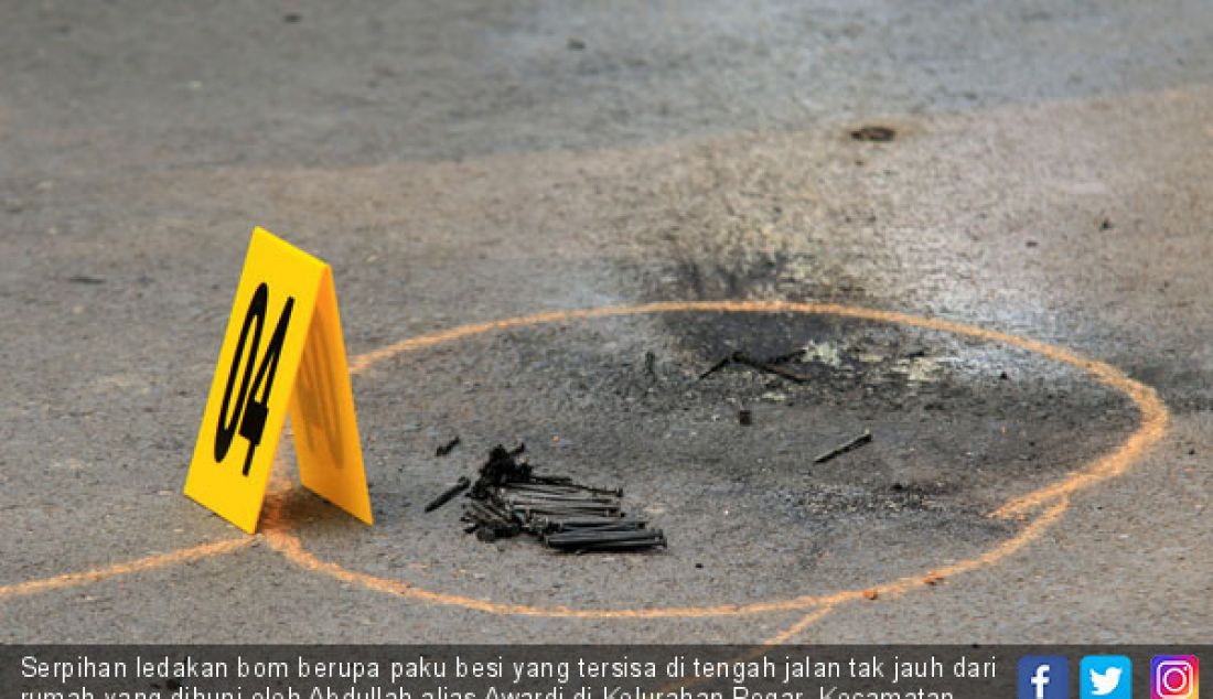 Serpihan ledakan bom berupa paku besi yang tersisa di tengah jalan tak jauh dari rumah yang dihuni oleh Abdullah alias Awardi di Kelurahan Pogar, Kecamatan Bangil, Kabupaten Pasuruan, Kamis (5/7) siang. - JPNN.com
