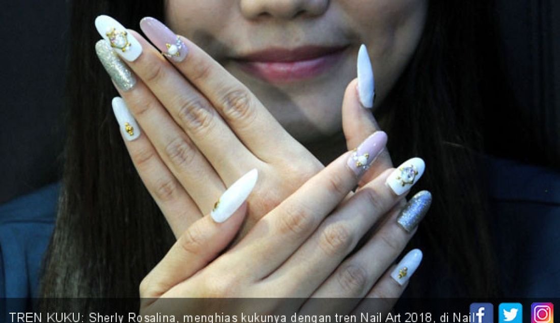 TREN KUKU: Sherly Rosalina, menghias kukunya dengan tren Nail Art 2018, di Nail Plus, Grand City Mall Surabaya, Kamis (5/7). - JPNN.com
