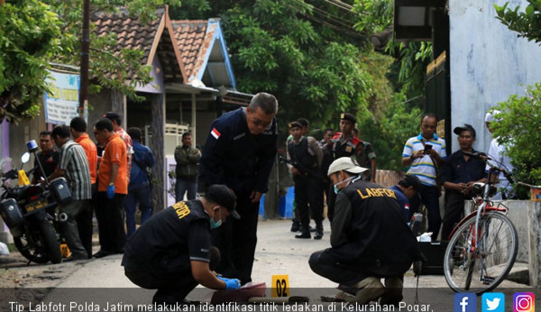 Tip Labfotr Polda Jatim melakukan identifikasi titik ledakan di Kelurahan Pogar, Kecamatan Bangil, Kabupaten Pasuruan, Kamis (5/7) siang. - JPNN.com