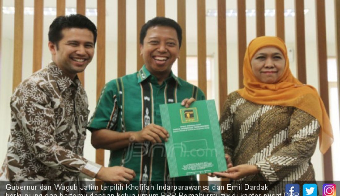 Gubernur dan Wagub Jatim terpilih Khofifah Indarparawansa dan Emil Dardak berkunjung dan bertemu dengan ketua umum PPP Romahurmuziy di kantor pusat DPP PPP, Jakarta, Senin (9/7). - JPNN.com